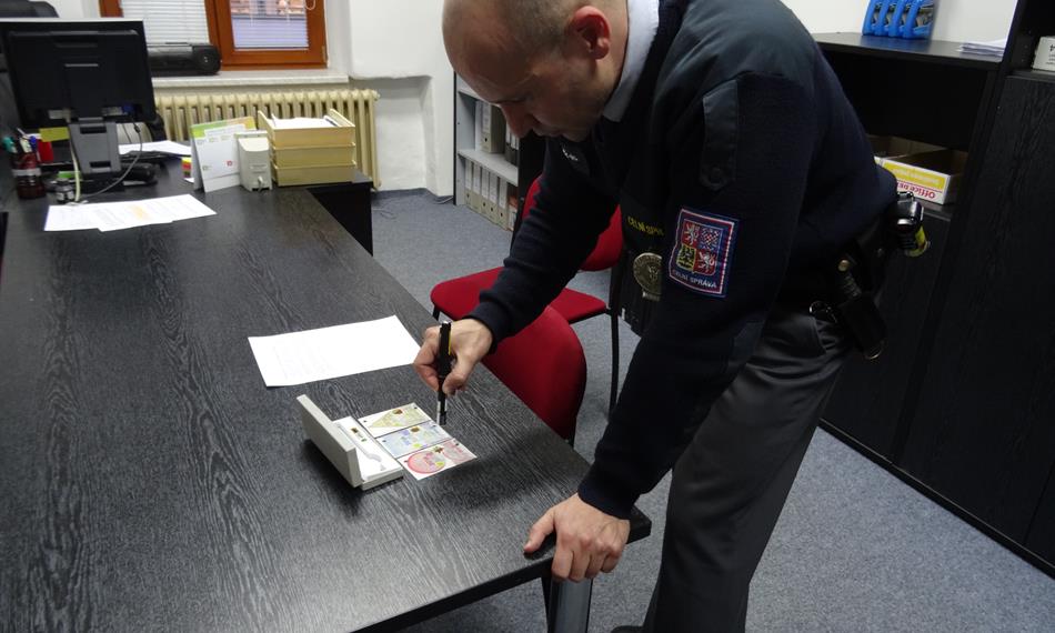 2016-1-12-1321celník s laserovou tužkou.JPG